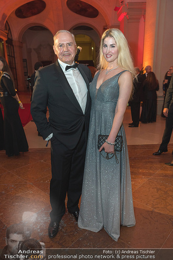 Innocent Gala - Palais Liechtenstein, Wien - Di 02.11.2021 - Peter Werner Maria LÖW mit Ehefrau Clara12
