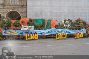 Christbaum Aufstellen - Rathausplatz, Wien - Mi 03.11.2021 - Christbaum noch verpackt am LKW3