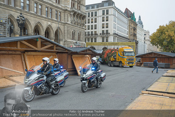Christbaum Aufstellen - Rathausplatz, Wien - Mi 03.11.2021 - 14