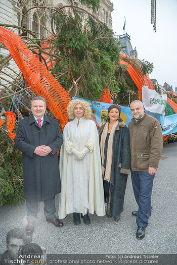 Christbaum Aufstellen - Rathausplatz, Wien - Mi 03.11.2021 - Michael LUDWIG, Christkind, Veronica KAUP-HASLER, Matthias GRÜN35
