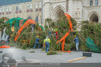 Christbaum Aufstellen - Rathausplatz, Wien - Mi 03.11.2021 - 44