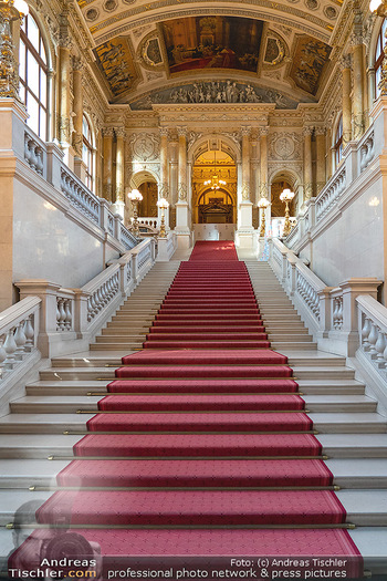 Goldenes Ehrenzeichen für Hans Staud - Burgtheater - Mo 08.11.2021 - Burgtheater Feststiege, Treppe, roter Teppich, red carpet, Aufga3