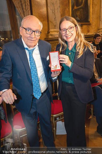 Goldenes Ehrenzeichen für Hans Staud - Burgtheater - Mo 08.11.2021 - Hans STAUD, Margarete SCHRAMBÖCK101