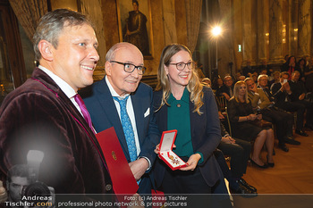 Goldenes Ehrenzeichen für Hans Staud - Burgtheater - Mo 08.11.2021 - Stefan SCHAUER, Hans STAUD, Margarete SCHRAMBÖCK103