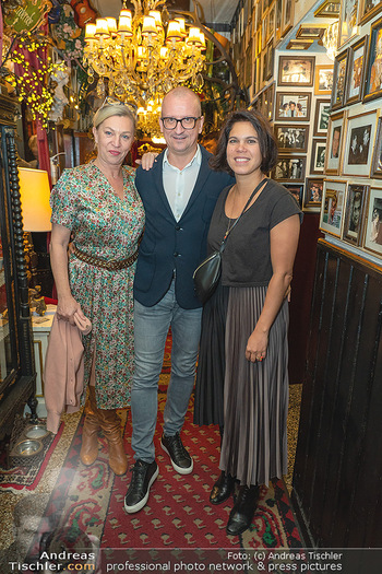 Franz Antel Preis für Otto Retzer - Marchfelderhof - Mo 08.11.2021 - Thomas HROCH mit Ehefrau Andrea, Oliva RETZER32