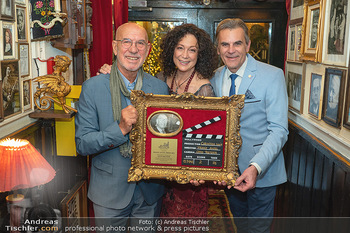 Franz Antel Preis für Otto Retzer - Marchfelderhof - Mo 08.11.2021 - Otto RETZER mit Preis, Laudatorin Barbara WUSSOW, Peter GROßMAN37