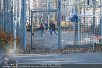Lokalaugenschein Wien - Wien - Di 23.11.2021 - Fußball im Käfig statt Schule (Foto Vormittag aufgenommen), ke5