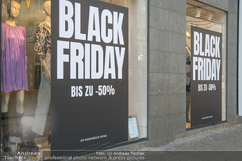 Lokalaugenschein Wien - Wien - Di 23.11.2021 - black friday sell off 50% Rabatte Aktionen, Plakate in Auslage16