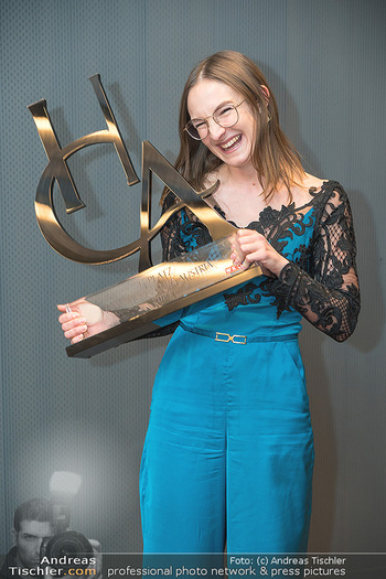 Haute Couture Austria Award - Hotel Steigenberger, Wien - Di 11.01.2022 - Siegerin Julia Lara KÖNIG mit Award82