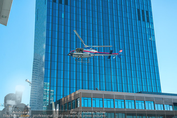 Dreharbeiten ´Extraction 2´ - Donauplatte DC Tower 1, Wien - Mi 09.02.2022 - Hubschrauber Helicopter, Kameraflug, Filmhelikopter, Stunt, Acti1