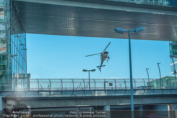 Dreharbeiten ´Extraction 2´ - Donauplatte DC Tower 1, Wien - Mi 09.02.2022 - Hubschrauber Helicopter, Kameraflug, Filmhelikopter, Stunt, Acti2