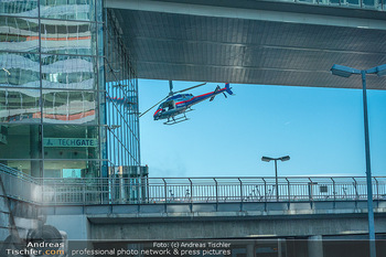 Dreharbeiten ´Extraction 2´ - Donauplatte DC Tower 1, Wien - Mi 09.02.2022 - Hubschrauber Helicopter, Kameraflug, Filmhelikopter, Stunt, Acti3