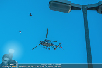 Dreharbeiten ´Extraction 2´ - Donauplatte DC Tower 1, Wien - Mi 09.02.2022 - Hubschrauber Helicopter, Kameraflug, Filmhelikopter, Stunt, Acti4