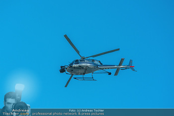 Dreharbeiten ´Extraction 2´ - Donauplatte DC Tower 1, Wien - Mi 09.02.2022 - Hubschrauber Helicopter, Kameraflug, Filmhelikopter, Stunt, Acti5