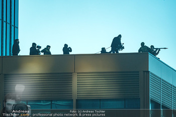 Dreharbeiten ´Extraction 2´ - Donauplatte DC Tower 1, Wien - Mi 09.02.2022 - Scharfschützen, Terroristen, Sturmgewehre auf Dach für Filmdre8