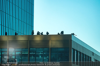 Dreharbeiten ´Extraction 2´ - Donauplatte DC Tower 1, Wien - Mi 09.02.2022 - Scharfschützen, Terroristen, Sturmgewehre auf Dach für Filmdre9