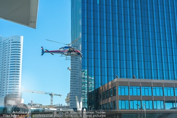 Dreharbeiten ´Extraction 2´ - Donauplatte DC Tower 1, Wien - Mi 09.02.2022 - Hubschrauber Helicopter, Kameraflug, Filmhelikopter, Stunt, Acti13