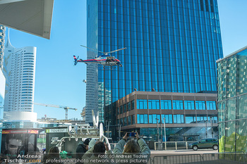 Dreharbeiten ´Extraction 2´ - Donauplatte DC Tower 1, Wien - Mi 09.02.2022 - Hubschrauber Helicopter, Kameraflug, Filmhelikopter, Stunt, Acti14