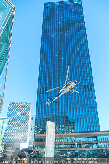 Dreharbeiten ´Extraction 2´ - Donauplatte DC Tower 1, Wien - Mi 09.02.2022 - Hubschrauber Helicopter, Kameraflug, Filmhelikopter, Stunt, Acti20