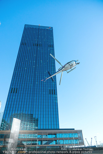 Dreharbeiten ´Extraction 2´ - Donauplatte DC Tower 1, Wien - Mi 09.02.2022 - Hubschrauber Helicopter, Kameraflug, Filmhelikopter, Stunt, Acti21