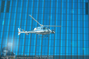 Dreharbeiten ´Extraction 2´ - Donauplatte DC Tower 1, Wien - Mi 09.02.2022 - Hubschrauber Helicopter, Kameraflug, Filmhelikopter, Stunt, Acti23
