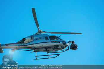 Dreharbeiten ´Extraction 2´ - Donauplatte DC Tower 1, Wien - Mi 09.02.2022 - Hubschrauber Helicopter, Kameraflug, Filmhelikopter, Stunt, Acti24