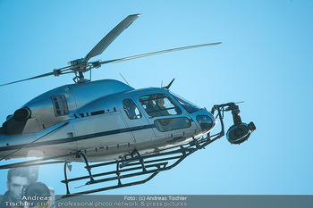 Dreharbeiten ´Extraction 2´ - Donauplatte DC Tower 1, Wien - Mi 09.02.2022 - Hubschrauber Helicopter, Kameraflug, Filmhelikopter, Stunt, Acti25