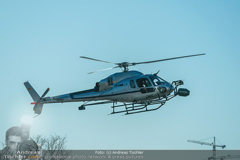 Dreharbeiten ´Extraction 2´ - Donauplatte DC Tower 1, Wien - Mi 09.02.2022 - Hubschrauber Helicopter, Kameraflug, Filmhelikopter, Stunt, Acti27