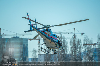 Dreharbeiten ´Extraction 2´ - Donauplatte DC Tower 1, Wien - Mi 09.02.2022 - Hubschrauber Helicopter, Kameraflug, Filmhelikopter, Stunt, Acti28