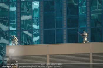Dreharbeiten ´Extraction 2´ - Donauplatte DC Tower 1, Wien - Mi 09.02.2022 - Scharfschützen, Terroristen, Sturmgewehre auf Dach für Filmdre29
