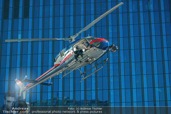 Dreharbeiten ´Extraction 2´ - Donauplatte DC Tower 1, Wien - Mi 09.02.2022 - Hubschrauber Helicopter, Kameraflug, Filmhelikopter, Stunt, Acti30