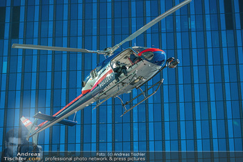 Dreharbeiten ´Extraction 2´ - Donauplatte DC Tower 1, Wien - Mi 09.02.2022 - Hubschrauber Helicopter, Kameraflug, Filmhelikopter, Stunt, Acti31