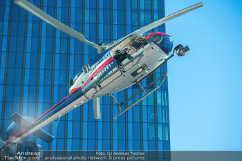 Dreharbeiten ´Extraction 2´ - Donauplatte DC Tower 1, Wien - Mi 09.02.2022 - Hubschrauber Helicopter, Kameraflug, Filmhelikopter, Stunt, Acti32