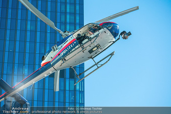 Dreharbeiten ´Extraction 2´ - Donauplatte DC Tower 1, Wien - Mi 09.02.2022 - Hubschrauber Helicopter, Kameraflug, Filmhelikopter, Stunt, Acti33
