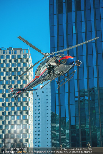 Dreharbeiten ´Extraction 2´ - Donauplatte DC Tower 1, Wien - Mi 09.02.2022 - Hubschrauber Helicopter, Kameraflug, Filmhelikopter, Stunt, Acti35
