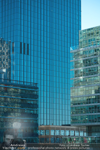 Dreharbeiten ´Extraction 2´ - Donauplatte DC Tower 1, Wien - Mi 09.02.2022 - Architektur, Hochhaus, Wolkenkratzer, Fassade, blau, Glasfassade40
