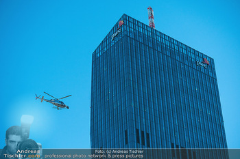 Dreharbeiten ´Extraction 2´ - Donauplatte DC Tower 1, Wien - Mi 09.02.2022 - Hubschrauber Helicopter, Kameraflug, Filmhelikopter, Stunt, Acti41