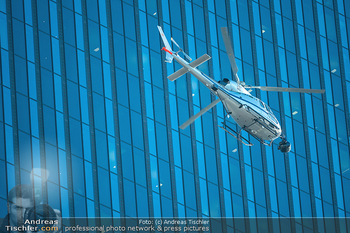 Dreharbeiten ´Extraction 2´ - Donauplatte DC Tower 1, Wien - Mi 09.02.2022 - Hubschrauber Helicopter, Kameraflug, Filmhelikopter, Stunt, Acti42