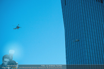 Dreharbeiten ´Extraction 2´ - Donauplatte DC Tower 1, Wien - Mi 09.02.2022 - Hubschrauber Helicopter, Kameraflug, Filmhelikopter, Stunt, Acti43