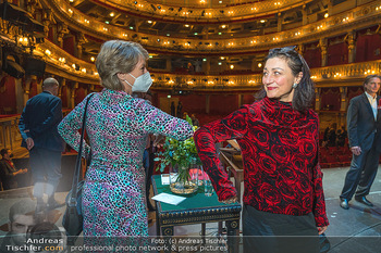 Abschiedsfest Roland Geyer - Theater an der Wien - Mi 09.03.2022 - Barbara RETT, Veronika KAUP-HASLER (Corona-Gruß)9