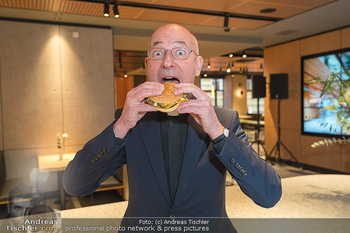 VIP Opening - McDonalds Filiale MaHü Wien - Mi 16.03.2022 - Toni FABER beisst herzhaft in einen McPlant Burger, essen1