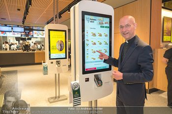 VIP Opening - McDonalds Filiale MaHü Wien - Mi 16.03.2022 - Toni FABER bestellt beim Terminal33