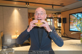 VIP Opening - McDonalds Filiale MaHü Wien - Mi 16.03.2022 - Toni FABER beisst herzhaft in einen McPlant Burger, essen38