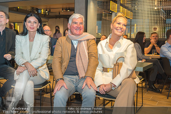 VIP Opening - McDonalds Filiale MaHü Wien - Mi 16.03.2022 - Sonja KLIMA, Alexandra SWAROVSKI mit Ehemann Michael HEINRITZI59