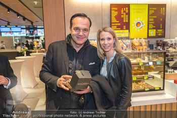 VIP Opening - McDonalds Filiale MaHü Wien - Mi 16.03.2022 - Robert GLOCK mit Ehefrau Stefanie75
