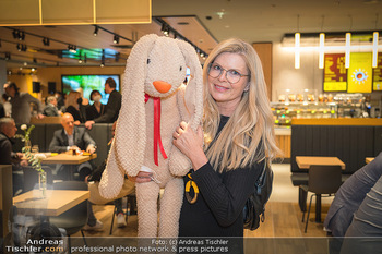 VIP Opening - McDonalds Filiale MaHü Wien - Mi 16.03.2022 - Karin SCHMIDT (Kinderhilfe) mit Fluffi87
