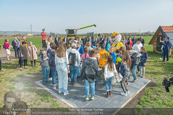 GreenTech BioCampus Opening - Seehof, Donnerskirchen - Di 29.03.2022 - Kinder hüpfen auf einer Pflasterstein-Photovoltaikanlage PV (St104