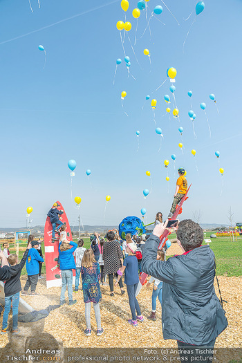 GreenTech BioCampus Opening - Seehof, Donnerskirchen - Di 29.03.2022 - Kinder lassen Luftballons als Friedenszeichen für die Ukraine s147