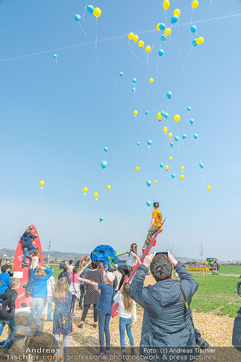 GreenTech BioCampus Opening - Seehof, Donnerskirchen - Di 29.03.2022 - Kinder lassen Luftballons als Friedenszeichen für die Ukraine s148