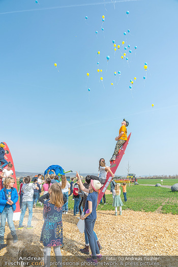 GreenTech BioCampus Opening - Seehof, Donnerskirchen - Di 29.03.2022 - Kinder lassen Luftballons als Friedenszeichen für die Ukraine s149